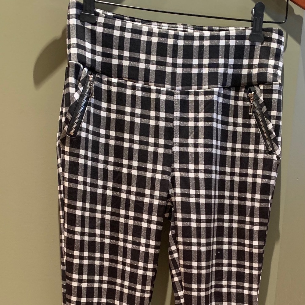 Ladies black and white checkered leggings